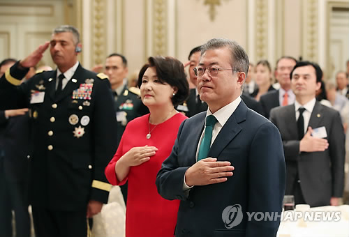 国旗に敬礼する門大統領 (ソウル=連合ニュース) ファンググァンモ記者 = ムン・ゼイン大統領と奥さんキム・ジョンスク女史が 1日午後青瓦台迎賓館で開かれた第70周年国軍の日祝宴で国旗に敬礼している. hkmpooh@yna.co.kr (終り)