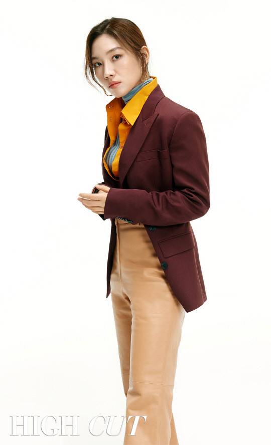 Ten of the national college actors united D.O. I first screamed while acting. Ten Korean movie actors have decorated the magazine Hycutt cover.Song Gang-ho, Na Moon-hee, Jin Seon-kyu Kim So-jin D.O., Blue Dragon Film Awards Awards in 2017 and 2016.Choi Hee-seo Lee Byung-hun Park So-dam Park Jung-min Kim Tae-ris awards commemorative picture was released through the star style magazine Hycutt published on September 20th.The scene where Kim Tae-ris smile, which was released last week, was thrilled. You can also see the personal fort rate cut taken by each actor.Jin Seon-kyus happiness smile, Kim So-jins personality-filled expression, Choi Hee-seos intuitive eyes feel the depth and depth of the actor.D.O.s temperance, Park Jung-mins lightness, and Park So-dams atmosphere-filled individual cut show the present appearance of the next generation actors who are firmly completing their own world.Jin Seon-kyu, who won the best supporting actor award for Crime City at the 38th Blue Dragon Film Awards in 2017, said: Can we meet another role in the acting life of actor Jin Seon-kyu that goes beyond Crime Citys satellite?I was worried about that problem.Before receiving the award, he played a small role in another movie, and after receiving the award, Audiences said, Jin Seon-kyu is only that good in other roles?I was worried about what to do if I thought, and now I just keep telling myself, I can do better or I can not.The movie is collaboration, so it is much more important for the movie to be better than I am good. Kim So-jin, who won the Best Supporting Actress Award for The King at the 38th Blue Dragon Film Awards in 2017, said in an order to give greetings to the actor who will receive the 2018 Blue Dragon Film Awards for supporting actress.I know Ive been given a very good moment, and I wish I could give it all my gratitude and try to answer it.I do not lose my humble mind. This is actually a story to me. Choi Hee-seo, who won the Rookie Fox Award for Park Fever at the 38th Blue Dragon Film Awards in 2017, said: I think if I keep dropping out of auditions and even dont get an audition opportunity, I think, Can I do this?Actors say, The audition is to see it fall, but it repeats and distrust of oneself begins. It was the hardest when people thought that they were unwanted actors.But the feeling of being recognized and rewarded on a stage like these wonderful people who took pictures together today is really unspeakable.I am confident that I can postpone it, he said at the time of the awards.Choi Hee-seo then said in an order to deliver a message of encouragement to actors who are struggling and struggling now, I still need encouragement and comfort, too.I shouldnt give up on this path, but its more important not to give up on myself, and I dont want to think that Im not talented even if Im auditioned.I just have not met the character I can play yet. D.O., who has been building his acting career with the movie With God and the drama The Hundred Days of the Day since he won the Brother award at the 38th Blue Dragon Film Awards in 2017, praised Service in emotional acting.When I told Kim Yong-hwa when I was with God, he gave me the directing in the emotional scene, but even if I just look at the directors eyes, the bishop said, Will you do this?I would understand if you talked about this. A sympathy that only real actors and directors can know? Signal? It was amazing to feel like telepathy. I try to hide or press even under stress, D.O. said, Ive rarely been angry, emotional or screaming since I was born.Perhaps that character has made a good intersection with the character that I have been in charge of so far. It was the first time I had ever heard such a loud voice to my senior.I did not know what it was like to scream, but I knew a little since then. I had a few gods screaming a while ago.If I had screamed at Cart, I think I was worried about how to be more angry in the recent One Hundred Days.Park Jung-min, who won the Newcomer Award for Dongju at the 37th Blue Dragon Film Awards in 2016, said, What if I advise the Newcomer Award for Best Actor this year as a previous award?I asked this question in advance and asked if there was anything I wanted to ask the actor who was ahead of me in the Friend.I always want to work hard and be careful. I just want to say that we should make it not shameful that our seniors have done together. Park Jung-min said, What do you want to tell your peers who are having a hard time now? (They) did not have a story that they could contact me sometimes and tell me about their troubles, just to worry and struggle together.The job of an actor is so unstable, and I am not even more likely to give a clear answer or lead someone, but I think I can say this.If I am busy or I do not think I will worry about acting life anymore, if there are friends who can not contact me, I would like to tell you to contact me, and to worry about it together. Park So-dam, who won the Best Supporting Actress Award for Black Priests at the 37th Blue Dragon Film Awards in 2016, said, What if there is something you want in the Korean movie that celebrates the 100th anniversary next year?I am grateful that I celebrated the 100th anniversary of the Korean movie while I was working as a movie star. I do not know how long I can act.(Stateman) The teachers said they wanted to do it until the moment when they did not forget the ambassador on stage, and so do I.I hope that everyone who plays the movie with love will be able to work happily in a good environment. The Blue Dragon Film Awards, which marks its 39th anniversary this year, are scheduled to take place in late November.The pictures and interviews of the Blue Dragon Film Awards 10 will be available through Hycutt 228, published on September 20.