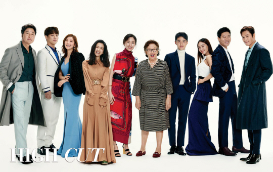 Ten Korean movie actors have decorated the magazine Hycutt cover.Song Gang-ho, Na Moon-hee, Jin Seon-kyu Kim So-jin D.O., Blue Dragon Film Awards Awards in 2017 and 2016.Choi Hee-seo Lee Byung-hun Park So-dam Park Jung-min Kim Tae-ris awards commemorative picture was released through the star style magazine Hycutt published on September 20th.The scene where Kim Tae-ris smile, which was released last week, was thrilled. You can also see the personal fort rate cut taken by each actor.Jin Seon-kyus happiness smile, Kim So-jins personality-filled expression, Choi Hee-seos intuitive eyes feel the depth and depth of the actor.D.O.s temperance, Park Jung-mins lightness, and Park So-dams atmosphere-filled individual cut show the present appearance of the next generation actors who are firmly completing their own world.Jin Seon-kyu, who won the best supporting actor award for Crime City at the 38th Blue Dragon Film Awards in 2017, said: Can we meet another role in the acting life of actor Jin Seon-kyu that goes beyond Crime Citys satellite?I was worried about that problem.Before receiving the award, he played a small role in another movie, and after receiving the award, Audiences said, Jin Seon-kyu is only that good in other roles?I was worried about what to do if I thought, and now I just keep telling myself, I can do better or I can not.The movie is collaboration, so it is much more important for the movie to be better than I am good. Kim So-jin, who won the Best Supporting Actress Award for The King at the 38th Blue Dragon Film Awards in 2017, said in an order to give greetings to the actor who will receive the 2018 Blue Dragon Film Awards for supporting actress.I know Ive been given a very good moment, and I wish I could give it all my gratitude and try to answer it.I do not lose my humble mind. This is actually a story to me. Choi Hee-seo, who won the Rookie Fox Award for Park Fever at the 38th Blue Dragon Film Awards in 2017, said: I think if I keep dropping out of auditions and even dont get an audition opportunity, I think, Can I do this?Actors say, The audition is to see it fall, but it repeats and distrust of oneself begins. It was the hardest when people thought that they were unwanted actors.But the feeling of being recognized and rewarded on a stage like these wonderful people who took pictures together today is really unspeakable.I am confident that I can postpone it, he said at the time of the awards.Choi Hee-seo then said in an order to deliver a message of encouragement to actors who are struggling and struggling now, I still need encouragement and comfort, too.I shouldnt give up on this path, but its more important not to give up on myself, and I dont want to think that Im not talented even if Im auditioned.I just have not met the character I can play yet. D.O., who has been building his acting career with the movie With God and the drama The Hundred Days of the Day since he won the Brother award at the 38th Blue Dragon Film Awards in 2017, praised Service in emotional acting.When I told Kim Yong-hwa when I was with God, he gave me the directing in the emotional scene, but even if I just look at the directors eyes, the bishop said, Will you do this?I would understand if you talked about this. A sympathy that only real actors and directors can know? Signal? It was amazing to feel like telepathy. I try to hide or press even under stress, D.O. said, Ive rarely been angry, emotional or screaming since I was born.Perhaps that character has made a good intersection with the character that I have been in charge of so far. It was the first time I had ever heard such a loud voice to my senior.I did not know what it was like to scream, but I knew a little since then.  I had a few gods screaming a while ago.If I had screamed at Cart, I think I was worried about how to be more angry in the recent One Hundred Days.Park Jung-min, who won the Newcomer Award for Dongju at the 37th Blue Dragon Film Awards in 2016, said, What if I advise the Newcomer Award for Best Actor this year as a previous award?I asked this question in advance and asked if there was anything I wanted to ask the actor who was ahead of me in the Friend.I always want to work hard and be careful. I just want to say that we should make it not shameful that our seniors have done together. Park Jung-min said, What do you want to tell your peers who are having a hard time now? (They) did not have a story that they could contact me sometimes and tell me about their troubles, just to worry and struggle together.The job of an actor is so unstable, and I am not even more likely to give a clear answer or lead someone, but I think I can say this.If I am busy or I do not think I will worry about acting life anymore, if there are friends who can not contact me, I would like to tell you to contact me, and to worry about it together. Park So-dam, who won the Best Supporting Actress Award for Black Priests at the 37th Blue Dragon Film Awards in 2016, said, What if there is something you want in the Korean movie that celebrates the 100th anniversary next year?I am grateful that I celebrated the 100th anniversary of the Korean movie while I was working as a movie star. I do not know how long I can act.(Stateman) The teachers said they wanted to do it until the moment when they did not forget the ambassador on stage, and so do I.I hope that everyone who plays the movie with love will be able to work happily in a good environment. The Blue Dragon Film Awards, which marks its 39th anniversary this year, are scheduled to take place in late November.The pictures and interviews of the Blue Dragon Film Awards 10 will be available through Hycutt 228, published on September 20.