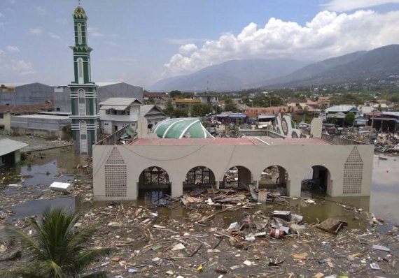 인도네시아에서 발생한 강진의 여파로 이슬람교 사원의 돔 부분이 내려앉은 모습/사진=연합뉴스