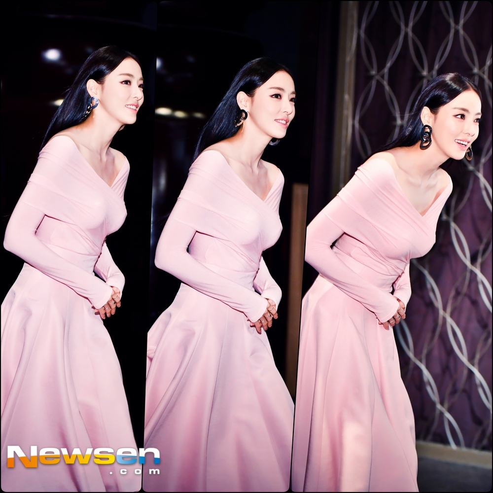 JTBCs new monthly drama The Beauty Inside production presentation was held at Amoris Hall in Time Square, Yeongdeungpo-gu, Seoul on October 1.On this day, Seo Hyun-jin, Lee Min Ki, Lee Da-hee, Ahn Jae-hyun and Song Hyun-wook attended.It is a drama depicting a little special romance of a woman who lives with Ellen Burstyns face a week a month and a man who does not recognize Ellen Burstyns face for twelve months a year.Lee Jaeha