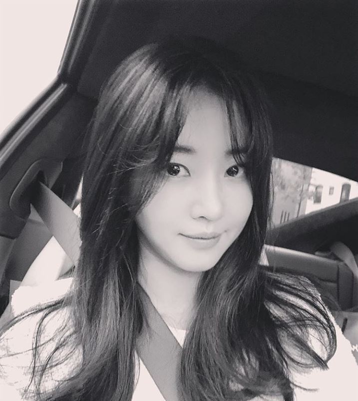 Actor Kim Sa-rang showed off his beauty during that time.Kim Sa-rang posted a Selfie on his instagram on October 2.The picture showed Kim Sa-rang smiling slightly while sitting in a Toyota. The black-and-white picture made Kim Sa-rangs innocence even more prominent.The fans who responded to the photos responded Is it a picture 10 years ago?, I am also the strongest beauty and I can not believe it is in my 40s.Ji Yeon Kim