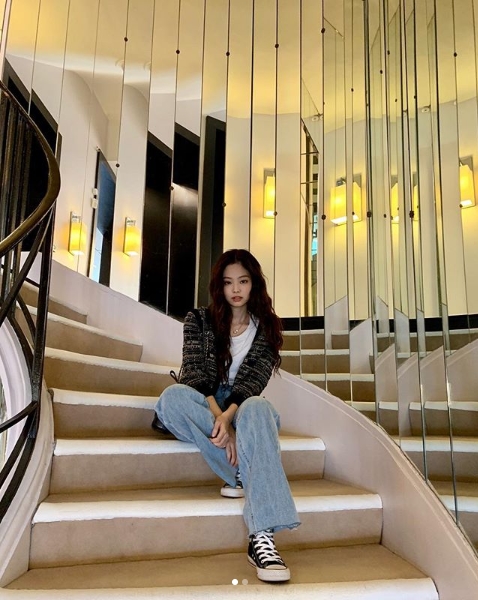 Group Black Pink member Jenny Kim showed off her bluish beauty.Jenny Kim posted a photo on her Instagram account on October 2 with the caption: Had a beautiful tour (on a beautiful trip).Inside the picture was a picture of Jenny Kim sitting in the stairs.Jenny Kim added a youthful glamour with a pair of wide-packed jeans and converse shoes, with a busty hairstyle; Jenny Kims innocent beauty stands out.The fans who responded to the photos responded such as It is so beautiful, It looks pretty even though it is like a hair that has happened, and It is beautiful.delay stock