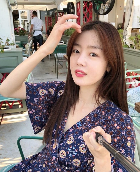Actor Han Sun-hwa has released a photo of Italy Travel.Han Sun-hwa posted a photo on Instagram on October 1 taken in front of Italy Duomo Growth.Han Sun-hwa has recently left for Italy alone, enjoying a relaxed Travel.Han Sun-hwa in the public photo is showing off her innocent beauty and extraordinary fashion sense, collecting Eye-catching.hwang hye-jin