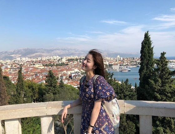 Actor Han Sun-hwa has released a photo of Italy Travel.Han Sun-hwa posted a photo on Instagram on October 1 taken in front of Italy Duomo Growth.Han Sun-hwa has recently left for Italy alone, enjoying a relaxed Travel.Han Sun-hwa in the public photo is showing off her innocent beauty and extraordinary fashion sense, collecting Eye-catching.hwang hye-jin