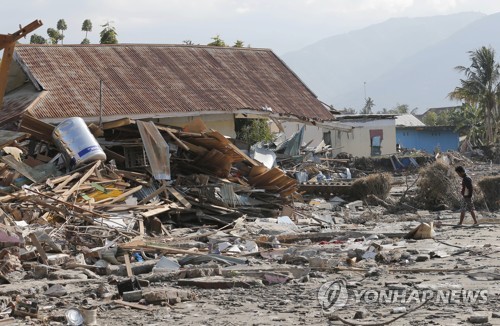 인도네시아 강진 쓰나미 지역 참혹한 모습 1일(현지시간) 인도네시아 팔루에서 지진·쓰나미로 파괴된 가옥 [AP=연합뉴스]