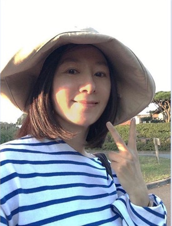 Kim Hee-ae posted a picture on his instagram on the afternoon of the 3rd with an article entitled Happy Jeju Island Tour; Daily Crossing is big, so take care of all.Kim Hee-ae in the public photo stares at the camera with a face without a toilet, wearing a striped T-shirt and a hat and showing off his more natural charm.Kim Hee-ae, who was born in 1967 and is 52 years old in Korea this year, boasted of his appearance for so long that he could not believe his 50s.Meanwhile, Kim Hee-ae has released the movie Her Story to the public this year and is currently reviewing his next film.