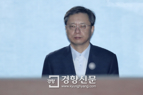 지난 2월22일 우병우 전 청와대 민정수석이 서울 서초동 서울중앙지법에서 재판을 마친 뒤 나가고 있다.권도현 기자