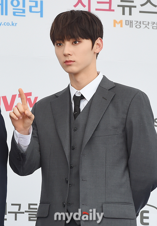 Group Wanna One Hwang Min-hyun will take to the cosmetics model.According to a song official on March 3, Hwang Min-hyun was selected as the sole model of cosmetics brand Aim Mi Mi.As a result, Hwang Min-hyun proved its popularity as a cosmetics brand Model following Wanna One Kang Daniel, Park Ji-hoon and Li Kwan-lin.Hwang Min-hyun is a member of NUEST and made his debut to Wanna One with high popularity as a participant in the cable channel Mnet Produce 101 season 2.Wanna One also meets fans with active activities, foreshadowing a comeback with his last album in November.