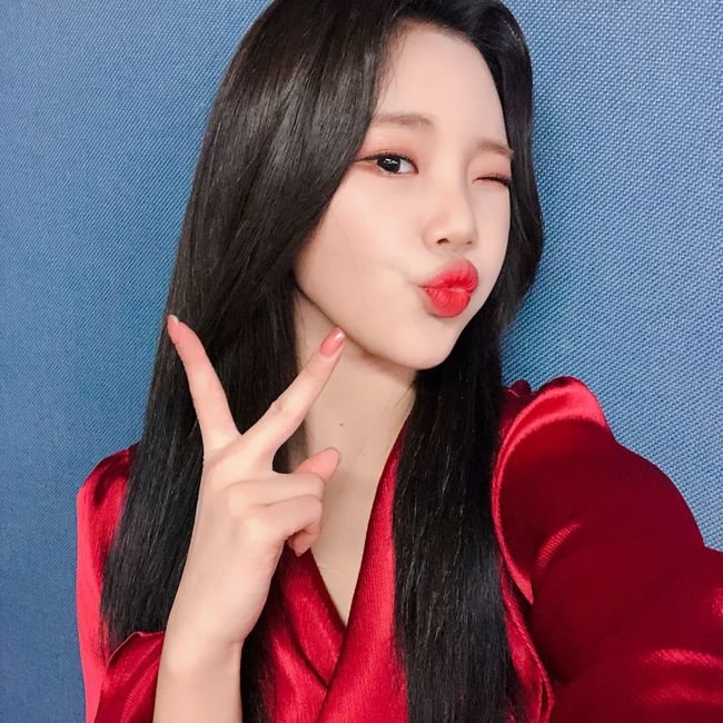 Group Momoland Jui showed her first black hair after her debut.On the 3rd, Mooland official SNS posted a picture with the article How about today? Is anything different? Flu careful!In the photo, Jui is showing a long straight black hair and staring at the camera and making a cute face.Jui, who has been sticking to her blonde hair since her debut, transformed into black hair for the first time and showed unexpected reversal charm.Meanwhile, the group Momoland, which Jui belongs to, will be on the stage of the Asia Song Festival in Busan on March 3.momoland SNS