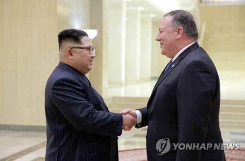 북한 김정은, 폼페이오 접견 (서울=연합뉴스) 김정은 북한 국무위원장이 방북한 마이크 폼페이오 미국 국무장관을 만나 도널드 트럼프 미 대통령의 구두 메시지를 전달받고 북미정상회담과 관련해 '만족한 합의'를 했다고 노동신문이 10일 보도했다.2018.5.10       [국내에서만 사용가능. 재배포 금지. For Use only in the Republic of Korea. No Redistribution]      nkphoto@yna.co.kr