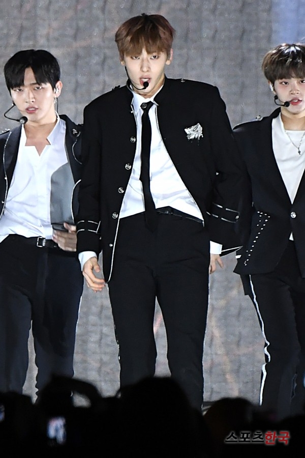 Wanna One Hwang Min-hyun is performing on stage at the 2018 Asian Song Festival (ASF) held at Busan Asian Stadium in Yeonje-gu, Busan on the afternoon of the 3rd.The Event was attended by BWI Promis Nine, Momoland SEventeen Red Velvet Wanna One.