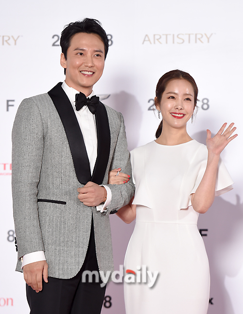 Kim Nam-gil and Han Ji-min greet each other on the red carpet at the 23rd Busan International Film Festival (BIFF) opening ceremony held at the Busan Haeundae District Film Hall on the afternoon of the 4th.Meanwhile, the 23rd Busan International Film Festival will feature 30 screens and 324 screens from 79 countries in five theaters.It consists of 140 World + The International Premiere, 115 World Premiere (85 feature films, 30 short films), 25 The International Premiere (24 feature films, 1 short), and a New Currents screening.