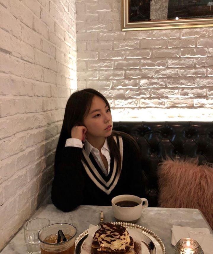 Actor An Sohee from the group Wonder Girls released a recent photo.An Soh-hee posted a picture on her instagram on October 4 with an article called Mung.In the photo, Ahn Sohee is wearing a white shirt similar to a uniform and a calm navy knit, and has a blank expression.The fans who responded to the photos responded such as I am a student and My sister is so beautiful.Ji Yeon Kim