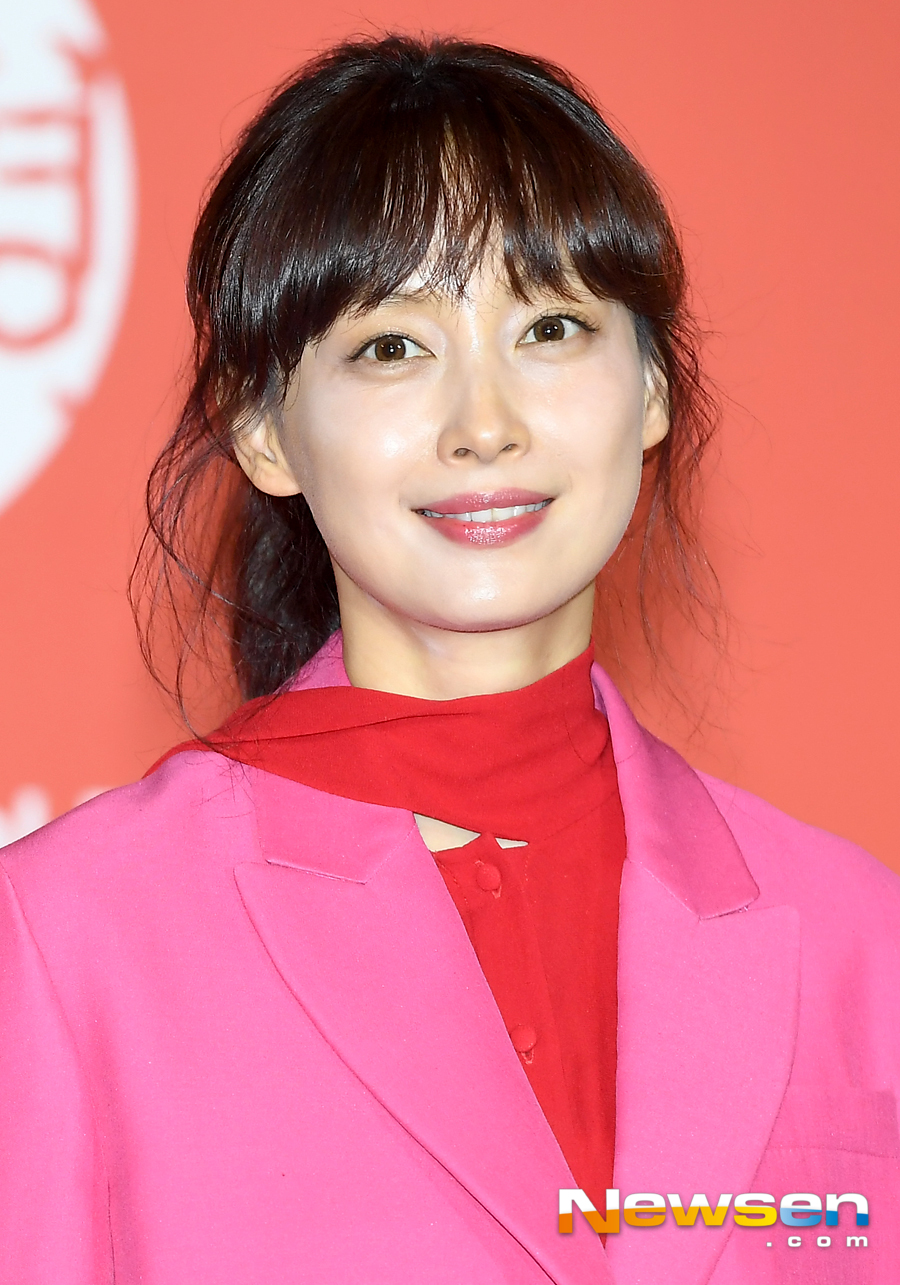 Lee Na-young attended the ceremony.Beautiful Days (director Yoon Jae-ho), a return of Na-young after six years of Howling, is a film based on the true story of a North Korean woman, starring Actors Lee Na-young, Jang Dong-yoon, Oh Kwang-rok and Seo Hyun-woo.Jung Yoo-jin