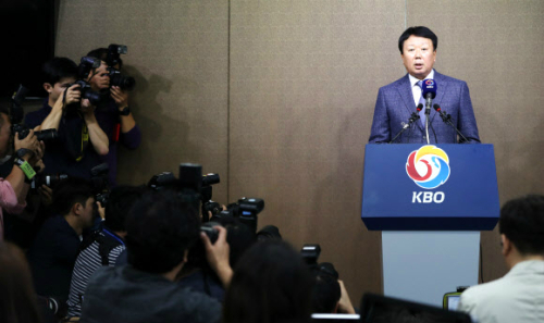 4일 오후 서울 강남 도곡동 KBO회관에서 선동열 국가대표팀 감독이 긴급 기자회견을 갖고 아시안게임 야구대표팀 선발 의혹에 대해 "그 어떤 청탁니아 불법행위는 없었다"라는 내용의 말을 하고 있다. 연합뉴스