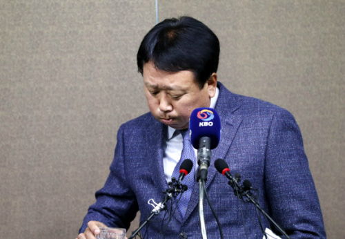 4일 도곡동 KBO회관에서 선동열 대표팀 감독이 기자회견 도중 속이 탄 듯 물을 마시고 있다. 연합뉴스  