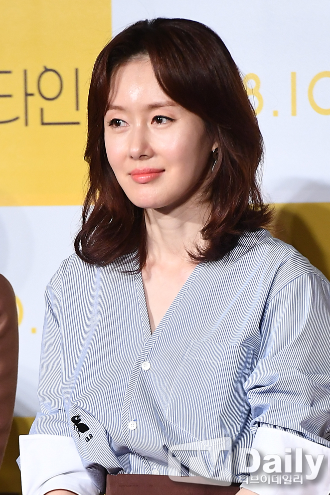 The film Perfect Ellen Burstyn production report was held at the entrance of Lotte Cinema Counter in Jayang-dong, Gwangjin-gu, Seoul on the morning of the 4th.Yu Hae-jin, Cho Jin-woong, Lee Seo-jin, Yum Jung-ah, Kim Ji-soo, Song Ha-yoon, Yoon Kyung-ho and Lee Jae-gyu attended the production presentation.The movie Perfect Ellen Burstyn, starring Yu Hae-jin, Cho Jin-woong, Lee Seo-jin, Yum Jung-ah, Kim Ji-soo, and Song Ha-yoon, is an unpredictable story that takes place because of a game that requires forcibly releasing phone calls, texts and katoks coming to a mobile phone for a limited time in a perfect-looking couple group.Perfect Ellen Burstyn production presentation