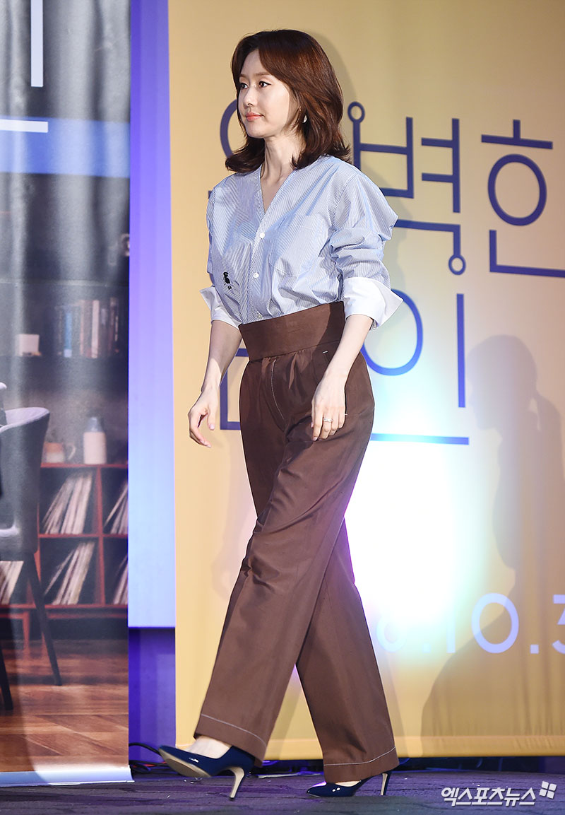 Actor Kim Ji-soo, who attended the Production briefing session of the movie Perfect Others held at the entrance of Lotte Cinema Counter in Jayang-dong, Seoul on the 4th, is entering.