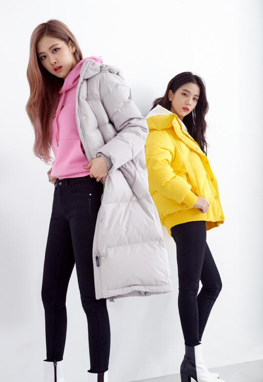 A winter picture of girl group BLACKPINK has been released.On the 5th, the total lifestyle brand GUESS (hereinafter referred to as Ges) unveiled the outer pictorial cut of the 18FW WHEREVER_GUESS promotion with BLACKPINK.After the release of the first mini album, BLACKPINK, which surpassed 300 million views of Tudududududu MV YouTube in the shortest period of K-pop group history, showed this promotion with Ges, a global fashion brand, to match the reputation of K-pop group, which is loved worldwide.BLACKPINK in the picture is wearing a long padding, a must-have item of the winter season, and a vivid color short Proso millet jumper and padding best that emphasize activity.