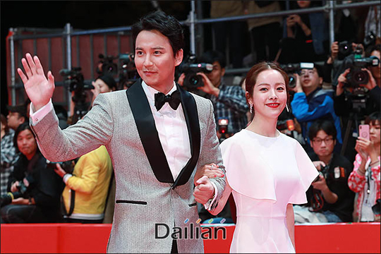 Kim Nam-gil Han Ji-min Opening Ceremony Coming to the 10-day VoyageThe 23rd Busan International Film Festival (BIFF), Asias largest Film Festival, opened at the Busan Haeundae-gu Film Hall on the afternoon of the 4th and began its 10-day voyage.At the opening ceremony held by actor Kim Nam-gil and Han Ji-min, Lee Yong-kwan, chairman of the Busan International Film Festival, Jeon Yang-joon, executive chairman, and filmmaker representative jointly announced the opening ceremony.This years Film Festival will wash away the conflicts that have been caused by the screening of the The Truth Shall Not Sink with Sewol in 2014, declare the first year of the normalization of the Film Festival, and at the same time pledge a new leap forward.All nine film-related organizations that boycotted the Film Festival participation this year due to the Truth Shall Not Sink with Sewol incident.The joint opening declaration, which was originally decided by Mayor Ogadon, Chairman Lee, and three filmmakers, was not made because Mayor Oh visited Pyongyang to attend the 10th and 4th Declaration ceremonies.Instead, Mayor Oh delivered a congratulatory message in the video.Oh said, I hope that this tournament will be the first year of the normalization of the Film Festival and become a new leap forward by washing the distrust of the The Truth Shall Not Sink with Sewol screening.This years Film Festival featured 323 films from 79 countries, including the opening film Beautiful Days (directed by Beautiful Days and Yoon Jae-ho).The worlds first screened world premiere is 115 (85 feature films, 30 short films), and the first international premiere, in addition to its own, is 25 (24 feature films, 1 short).The opening ceremony was attended by stars such as Lim Kwon-taek, Lee Jang-ho, Lee Jun-ik, Kim Yong-hwa, Hwang Dong-hyuk, Bang Eun-jin, Yoon Yeo-jung, Nam Joo-hyuk, Jang Dong-gun, Hyun Bin, Cho Woo-jin, An Sung-ki, Son Sook, Hyun Suk, Kim Eun-sung, Moon Sung-geun, Cha Seung-won, Han Ye-ri,The indirect influence of Typhoon Kongray was also filled with 5,000 seats in the outdoor audience, and the audience cheered and applauded as actors and directors entered the red carpet.This years Film Festival will feature a Community BIFF in which audiences experience and experience in Nampo-dong and Gwangbok-dong, the birthplace of the Film Festival, as well as Haeundae, centered on the movie theater.The Philippines Movie Centennial SEK, which is a SEK planning program, will feature 10 Philippines classic films.Director Lee Jang-ho will be selected for the retrospective of Korean films, and eight representative films will be presented, including his debut film The Home of the Stars (1974).Film Festival will end its closing film The Outer of the Fall (Master Z: The Ip Man Legacy and Hong Kong Won Hwapyeong) on the evening of the 12th with a screening.