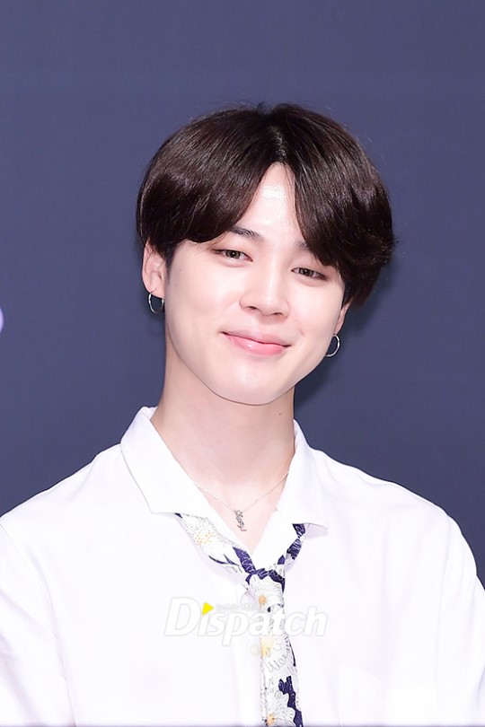 <p>Dark & ​​amp; Wild Jimin deeply impressed the fans.</p><p>Dark & ​​amp; Wild had a concert at the United Center in Chicago on March 3. On this day, the members communicated with american american with powerful stage.</p><p>But something unexpected happened. A female fan who was cheering on the stand was down. Jimin stopped the song and approached the fan.</p><p>According to the fans at the scene, Jimin called the ending song and suddenly his face stopped and stood. I watched the fans trying to fall down in the stands.</p><p>He bent his knees and kept looking at the fans, and when he realized he was okay, he joined the ending stage again.</p><p>Netizens responded to the news by saying, It looks like an angel in consideration of fans, It is very touching, and Love in the world is also a fan.</p><p>Meanwhile, Dark & ​​amp; Wild will decorate the finale of the US tour in New York City Field on June 6.</p><p><Photo source = DB, SNS></p>