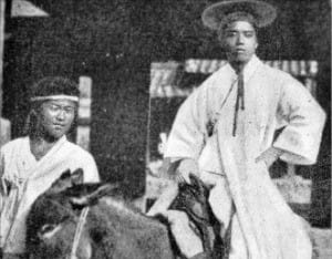 1904년 서울에서 촬영된 노(奴·왼쪽)의 모습.