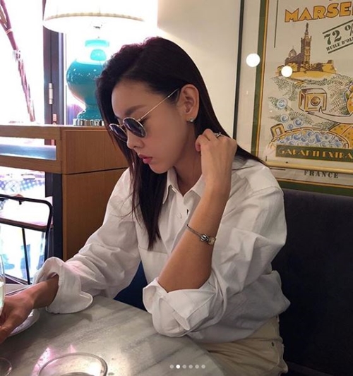 Model Han Hye-jin has emanated a chic charmHan Hye-jin posted several photos on Instagram on Monday, wearing sunglasses to create chic glamour and a slightly smiley look.Netizens responded It is so beautiful, It supports and It is wonderful.Meanwhile, Han Hye-jin is appearing on MBC I Live Alone and other broadcasts.