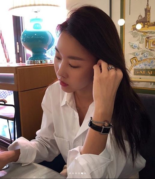 Model Han Hye-jin has emanated a chic charmHan Hye-jin posted several photos on Instagram on Monday, wearing sunglasses to create chic glamour and a slightly smiley look.Netizens responded It is so beautiful, It supports and It is wonderful.Meanwhile, Han Hye-jin is appearing on MBC I Live Alone and other broadcasts.