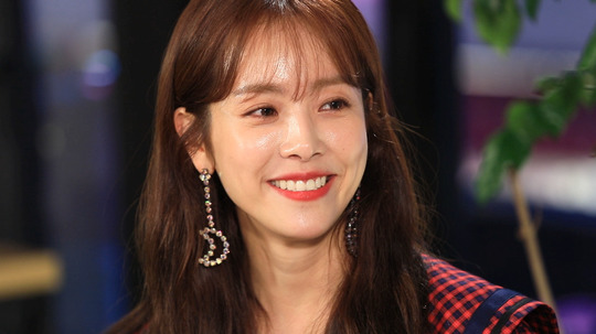 KBS 2TV Entertainment Weekly will show the Moonlighting lineup in October.The main character is actor Han Ji-min, who is the object of envy for women and romance for men and Kim Young-kwang, Chungmuro ​​from the entertainer Im Chang-jung.Entertainment Weekly broadcasted on October 5 You and my food show Cook & Talk meet Im Chang-jung, who came to the public with his 14th album.Recently, Im Chang-jung is a big hand in the food service industry (?) Showing off his down Moonlighting cooking skills, he showed perfect dishes using seasonal food Konosirus punctatus.In the Guerrilla Date, the signboard corner of Entertainment Weekly, he was accompanied by actor Han Ji-min, who attempted an extraordinary transformation in his new work Mitsubac.On this day, Han Ji-min paralyzed the streets of Hongdae as an actor loved by both men and women, and attracted attention because there were as many female fans as male fans.In particular, the interview was conducted in a more relaxed atmosphere, eating Tteok-bokki.Han Ji-min has revealed Tteok-bokki love without filtration as it is usually known as Tteok-bokki mania.I also envied him with the statement, I do not worry about flesh as much as I eat.kim myeong-mi