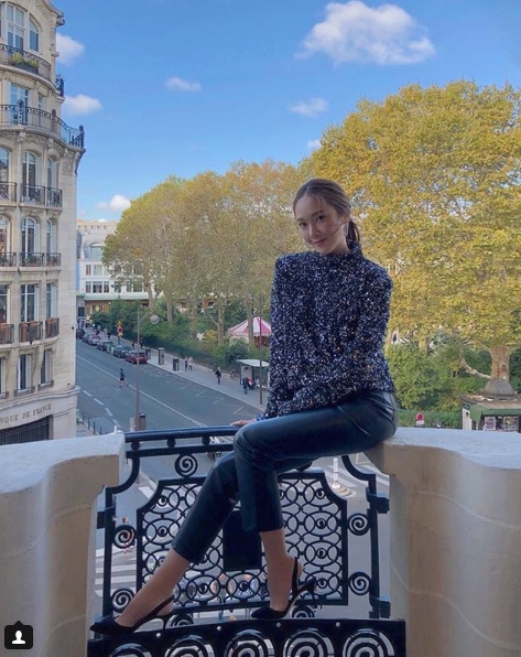 Jessica has revealed her current status in Paris, France.Jessica posted a picture of herself on her personal Instagram account on October 5.Jessica in the photo poses on the terrace of a Hotel with a view of Paris.Park Su-in