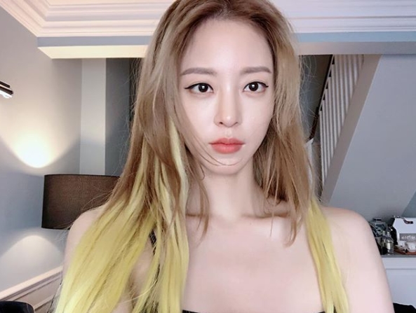 Actor Han Ye-seul showed off his watery Beautiful looks.Han Ye-seul posted a picture on his Instagram on October 5.Inside the picture was a picture of Han Ye-seul taking a selfie with a rusty head.Han Ye-seuls blemishes-free white-oak skin and large, clear eyes make the clean beautiful look even more prominent.Han Ye-seuls high nose is also attractive.delay stock