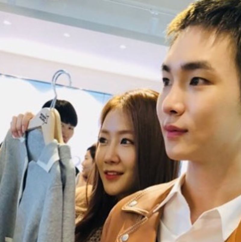 The group SHINee member, Key, cheered on singer Soyou, who was close friends, because Soyou released a new song, Black Night, on the 4th.Key released a photo of his Instagram on October 5 with Soyou with an article entitled Why is this only...My Friend exciting?In the photo, Key and Soyou appear to be standing side by side, taking commemorative shots.Fans who encountered the photos responded like two people and friendship forever.ji Yeon Kim