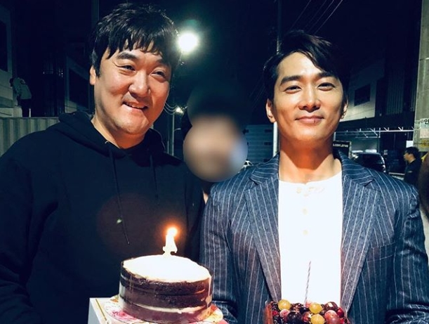 Actor Song Seung-heon has celebrated his 43rd birthday.Song Seung-heon posted a photo on his instagram on October 5 with an article entitled Thank you.In the photo, Song Seung-heon, who has a good time with the staff at the OCN Saturday drama The Player, was featured.Song Seung-heon and The Player Go Jaehyun stand side by side with Cake in hand.Song Seung-heons warm visuals and the cozy smile of the late director, Jaehyun, attracts Eye-catching.The fans who heard the news responded such as Happy Birthday, Brother, Always stay healthy and handsome brother and Happy birthday.delay stock