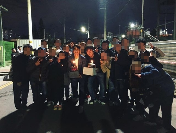 Actor Song Seung-heon has celebrated his 43rd birthday.Song Seung-heon posted a photo on his instagram on October 5 with an article entitled Thank you.In the photo, Song Seung-heon, who has a good time with the staff at the OCN Saturday drama The Player, was featured.Song Seung-heon and The Player Go Jaehyun stand side by side with Cake in hand.Song Seung-heons warm visuals and the cozy smile of the late director, Jaehyun, attracts Eye-catching.The fans who heard the news responded such as Happy Birthday, Brother, Always stay healthy and handsome brother and Happy birthday.delay stock
