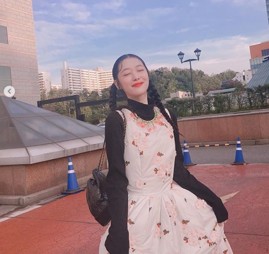 Sullis lovely routine has been revealed.Actress Sulli, from girl group f (x), posted a photo on her instagram on October 5 with the caption: Do peaches want to see more truth at night? Want to see more in the morning?The photo shows Sulli in a pair of hair styles - an honest Odaeo Garma catches the eye.kim myeong-mi