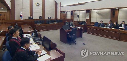 이명박 전 대통령 없는 1심 선고공판 (서울=연합뉴스) 5일 오후 서울 서초구 서울중앙지법에서 피고인인 이명박 전 대통령이 불출석한 채 이 전 대통령의 '다스' 자금 횡령 관련 1심 선고공판이 진행되고 있다. [연합뉴스TV 제공]      photo@yna.co.kr  (끝)