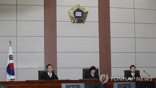 이명박 전 대통령 1심 선고 공판 (서울=연합뉴스) 자동차 부품사 '다스'의 자금을 횡령하고 삼성 등에서 거액의 뇌물을 챙긴 혐의로 기소된 이명박 전 대통령의 1심 선고 공판이 5일 오후 서울 서초동 서울중앙지법 417호 대법정에서 열리고 있다. 이 전 대통령은 건강상의 이유로 불출석 했다. 재판장인 정계선 부장판사(가운데)가 개정을 알리고 있다.[사진공동취재단]  photo@yna.co.kr  (끝)