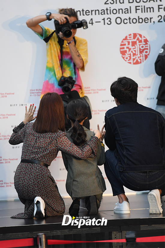 The movie Mitsubac stage greeting was held at Cine Mountain in Busan Haeundae District Film Hall on the afternoon of the 6th.Han Ji-min responded to Memorial Photographing by kneeling himself despite the dress.Meanwhile, Mitsubac is an emotional drama in which Han Ji-min, who became an ex-convict to protect himself, meets a child who resembles himself who is driven into the world and confronts the terrible world to protect his child.Im taking a photo.Knee-knee actress.Ill see you next time.A clear greeting.