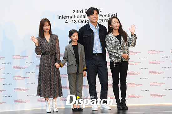 The movie Mitsubac stage greeting was held at Cine Mountain in Busan Haeundae District Film Hall on the afternoon of the 6th.Han Ji-min responded to Memorial Photographing by kneeling himself despite the dress.Meanwhile, Mitsubac is an emotional drama in which Han Ji-min, who became an ex-convict to protect himself, meets a child who resembles himself who is driven into the world and confronts the terrible world to protect his child.Im taking a photo.Knee-knee actress.Ill see you next time.A clear greeting.
