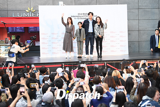 For fans...Han Ji-min, a kneeling actress The movie Mitsubac stage greeting was held at Cine Mountain in Busan Haeundae District Film Hall on the afternoon of the 6th.Han Ji-min responded to Memorial Photographing by kneeling himself despite the dress.Meanwhile, Mitsubac is an emotional drama in which Han Ji-min, who became an ex-convict to protect himself, meets a child who resembles himself who is driven into the world and confronts the terrible world to protect his child.Im taking a photo.Knee-knee actress.Ill see you next time.A clear greeting.