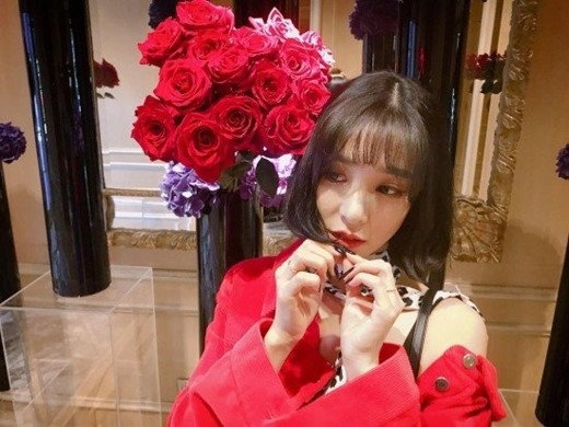 Tiffany posted a picture on her Instagram page on Thursday.In the photo, Tiffany posed in the background of roses, and Tiffany, wearing a red costume, attracted attention with her sophisticated yet more mature charm.Tiffany also showed off her beauty by digesting her hair.Meanwhile, Tiffany recently released her first single album Over My Skin.