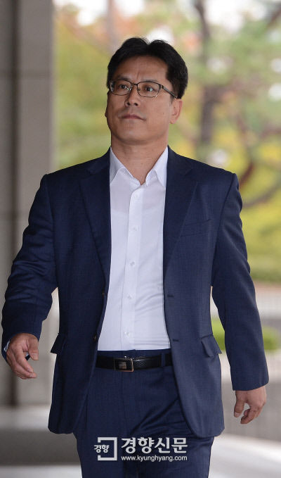 지난해 10월 박근혜 정부 시절 대기업을 압박해 보수단체에 자금을 지원한 것과 관련해 피의자로 소환된  허현준 전 청와대 국민소통비서관실 행정관이  서울 서초구 서울중앙지검에 도착하고 있다. 이상훈 선임기자 doolee@kyunghyang.com