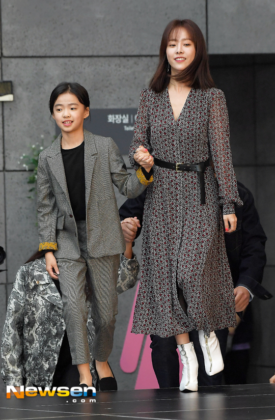 Actor Han Ji-min has signaled an extraordinary transformation.Actors Han Ji-min, Lee Hee-joon, Kim Si-a and Lee Ji-won took the time to introduce the film at the Miss Back outdoor stage greeting event held at Cinemaun in Busan Film Hall at 4:10 pm on October 6.Miss Back (director Lee Ji-won) is an emotional drama in which a white-haired child who became an ex-convict while trying to protect himself meets a child who resembles himself who was driven into the world and confronts the terrible world to protect him.Lee Ji-won explained, I made it a thought that I should find a child who is suffering somewhere.Han Ji-min shows a different look from what he has shown in this work.Han Ji-min, who has been fortunate to see the characters of white sharks, said, If you have been doing pure and sunny characters for a while, it is rough and strong. Han Ji-min, who is fortunate to see the movie, said, If you understand the wounds and pains of the past,In fact, it is not easy, difficult, and troubled because it is different from the work I have done in acting. It is a character who is attached to it as much as I have been so affectionate. I have tried to be a number that many people will see and see without any sense of heterogeneity, so please look forward to it.Han Ji-min, the main character who is attracting attention as such a transformation, said, I usually saw the script and scenario when I chose the movie. When I first saw this work, Feelings, who seemed to be happening somewhere, came strong. I was determined to choose with a sense of responsibility from the standpoint of adults. Han Ji-min said, I hope that through the genre of film, many audiences will be able to face the terrible world of women, healing each other, and seeing the sick reality of child abuse. After conveying his wish, If you look at the heart of being a parent and seeing what if this was our child, You need a lot of attention.I hope you will love our movie and be interested. Especially Han Ji-min said, There was a god who just ran and hugged Author, and many emotions came up as he ran.There may have been apologies for Author, but there is a combination of Feelings who face my past that I have ignored, and the god remains in the most memory. I am not a style that is awkward to express and meets conversation.It is a god who gives his hand to Arthur, but the character that opens my mind to me remains in Memory He is in tune with actor Kim Si-a of Han Ji-min.Kim Si-a, a child actor who was selected as the main character of Miss Back through the competition rate of 600:1, said, I was nervous and excited about whether I would do well, but after acting, I think Han Ji-min and Lee Hee-joon actors and directors did well because they were so good.Finally, Lee Ji-won appealed to the audience, saying, It is a work made with all my heart. Lee Hee-joon, who plays Jangseop, expressed confidence that he would feel the heartfelt Feelings because he took a hot winter.Meanwhile, Miss Back will be released on October 11.Park Beautiful / Jung Yu-jin