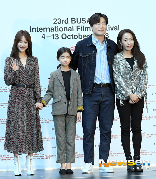 Actor Han Ji-min has signaled an extraordinary transformation.Actors Han Ji-min, Lee Hee-joon, Kim Si-a and Lee Ji-won took the time to introduce the film at the Miss Back outdoor stage greeting event held at Cinemaun in Busan Film Hall at 4:10 pm on October 6.Miss Back (director Lee Ji-won) is an emotional drama in which a white-haired child who became an ex-convict while trying to protect himself meets a child who resembles himself who was driven into the world and confronts the terrible world to protect him.Lee Ji-won explained, I made it a thought that I should find a child who is suffering somewhere.Han Ji-min shows a different look from what he has shown in this work.Han Ji-min, who has been fortunate to see the characters of white sharks, said, If you have been doing pure and sunny characters for a while, it is rough and strong. Han Ji-min, who is fortunate to see the movie, said, If you understand the wounds and pains of the past,In fact, it is not easy, difficult, and troubled because it is different from the work I have done in acting. It is a character who is attached to it as much as I have been so affectionate. I have tried to be a number that many people will see and see without any sense of heterogeneity, so please look forward to it.Han Ji-min, the main character who is attracting attention as such a transformation, said, I usually saw the script and scenario when I chose the movie. When I first saw this work, Feelings, who seemed to be happening somewhere, came strong. I was determined to choose with a sense of responsibility from the standpoint of adults. Han Ji-min said, I hope that through the genre of film, many audiences will be able to face the terrible world of women, healing each other, and seeing the sick reality of child abuse. After conveying his wish, If you look at the heart of being a parent and seeing what if this was our child, You need a lot of attention.I hope you will love our movie and be interested. Especially Han Ji-min said, There was a god who just ran and hugged Author, and many emotions came up as he ran.There may have been apologies for Author, but there is a combination of Feelings who face my past that I have ignored, and the god remains in the most memory. I am not a style that is awkward to express and meets conversation.It is a god who gives his hand to Arthur, but the character that opens my mind to me remains in Memory He is in tune with actor Kim Si-a of Han Ji-min.Kim Si-a, a child actor who was selected as the main character of Miss Back through the competition rate of 600:1, said, I was nervous and excited about whether I would do well, but after acting, I think Han Ji-min and Lee Hee-joon actors and directors did well because they were so good.Finally, Lee Ji-won appealed to the audience, saying, It is a work made with all my heart. Lee Hee-joon, who plays Jangseop, expressed confidence that he would feel the heartfelt Feelings because he took a hot winter.Meanwhile, Miss Back will be released on October 11.Park Beautiful / Jung Yu-jin