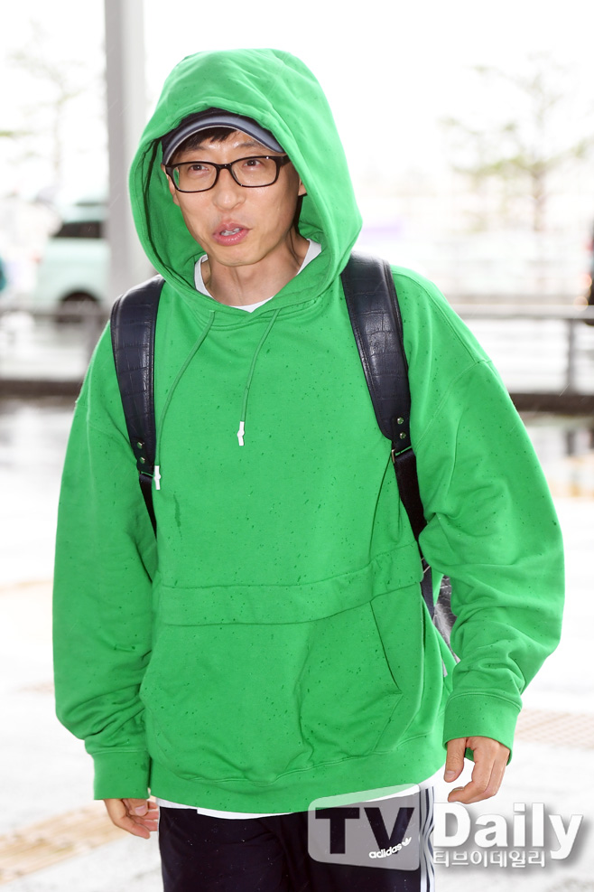 Yoo Jae-Suk left for Taiwan through Incheon International Airport on the morning of the 6th.Yoo Jae-Suk is heading for the departure hall with his Airport fashion.[Running Man departure