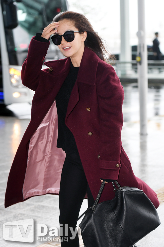 Song Ji-hyo left for Taiwan through Incheon International Airport on the morning of the 6th.Actor Song Ji-hyo is heading for the departure hall with his Airport fashion.[Running Man departure