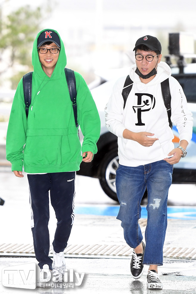 Yoo Jae-Suk and Ji Suk-jin left for Taiwan through Incheon International Airport on the morning of the 6th.On this day, Yoo Jae-Suk and Ji Suk-jin are heading for the departure hall with airport fashion.[Running Man departure