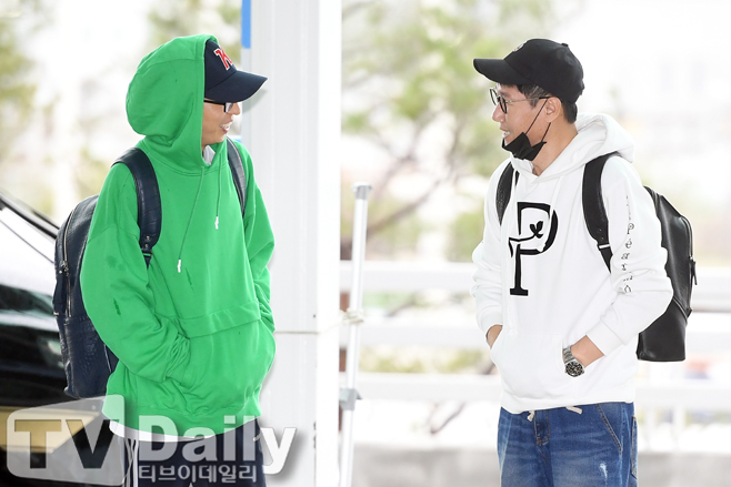 Yoo Jae-Suk and Ji Suk-jin left for Taiwan via the Incheon International Airport on a schedule for the Running Man overseas event on the morning of the 6th.On this day, Yoo Jae-Suk and Ji Suk-jin are heading for the departure hall with airport fashion.[Running Man Out of the country