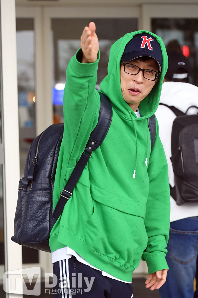 Yoo Jae-Suk left for Taiwan through Incheon International Airport on the morning of the 6th.Yoo Jae-Suk is heading for the departure hall with his Airport fashion.[Running Man departure